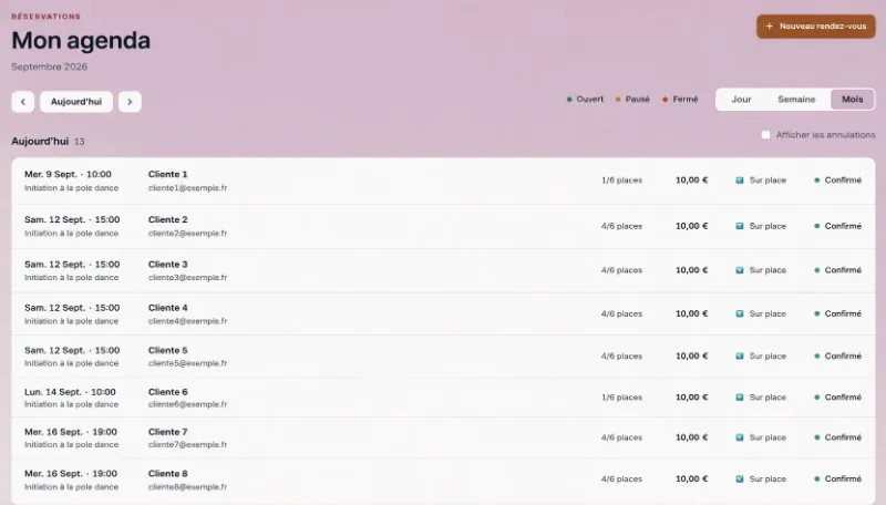 Écran « Mon agenda » de Charlotte Flow : liste de réservations avec, pour chaque ligne, la date et le créneau horaire, le nom du participant, le nombre de places, le tarif et le statut « Confirmé » — noms et e-mails anonymisés.